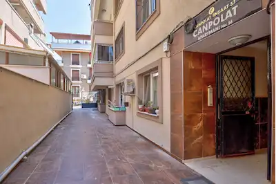 MERKEZDE DÜZ AYAK 4+1 DAİRE