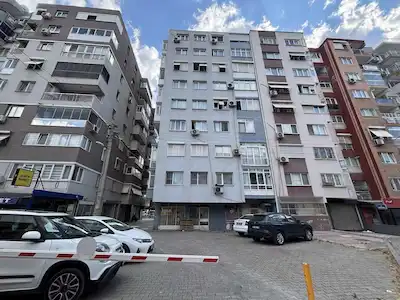 40 EGEPOL HASTANESİ VE METRO YAKINI CADDE ÜZERİ 2+1 SATILIK DAİRE