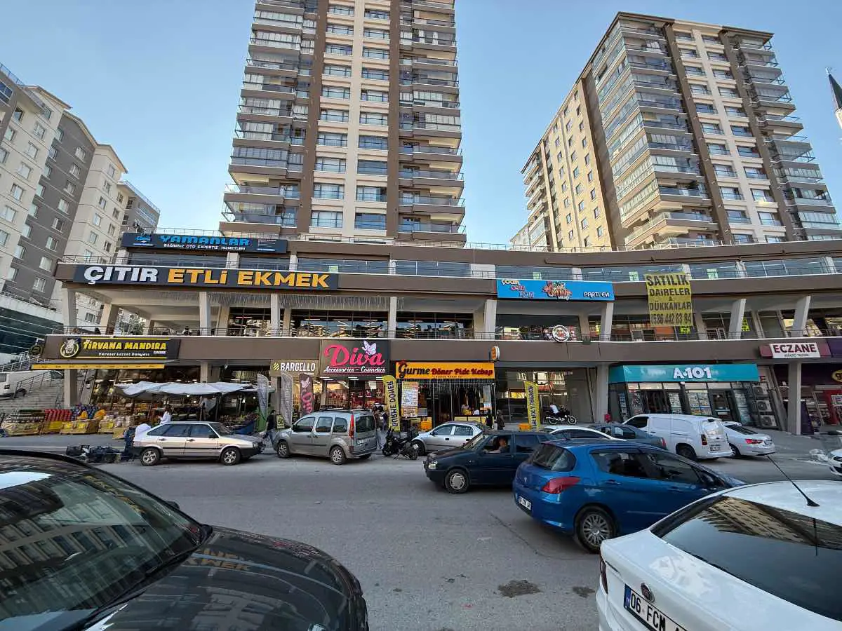 MAMAK BOĞAZİÇİ NEŞET ERTAŞ CADDESİ ÜZERİNDE CİROSU YÜKSEK DEVREN KİRALIK DÜKKAN