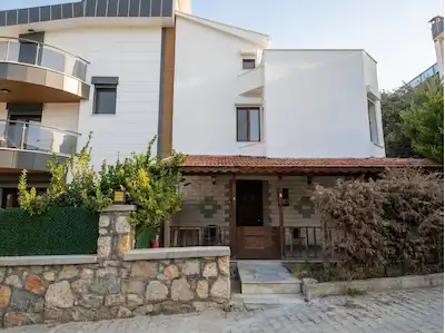 ÇEŞME ÇIFTLIKKÖY SERAKENT SITESINDE SATILIK TRIPLEKS 3+1 VILLA