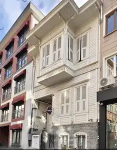 KADIKÖY'DE RESTORE EDİLMİŞ SATILIK KOMPLE BİNA