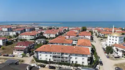 RE/MAX MAVİ'DEN HAVUZ CEPHE,KOMBİLİ, FUL EŞYALI 2+1 FERAH DAİRE