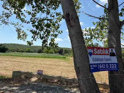 BEYKOZ CUMHURİYET KÖYÜ ANA CADDEYE CEPHE SATILIK DÜZ KÖŞE TARLA