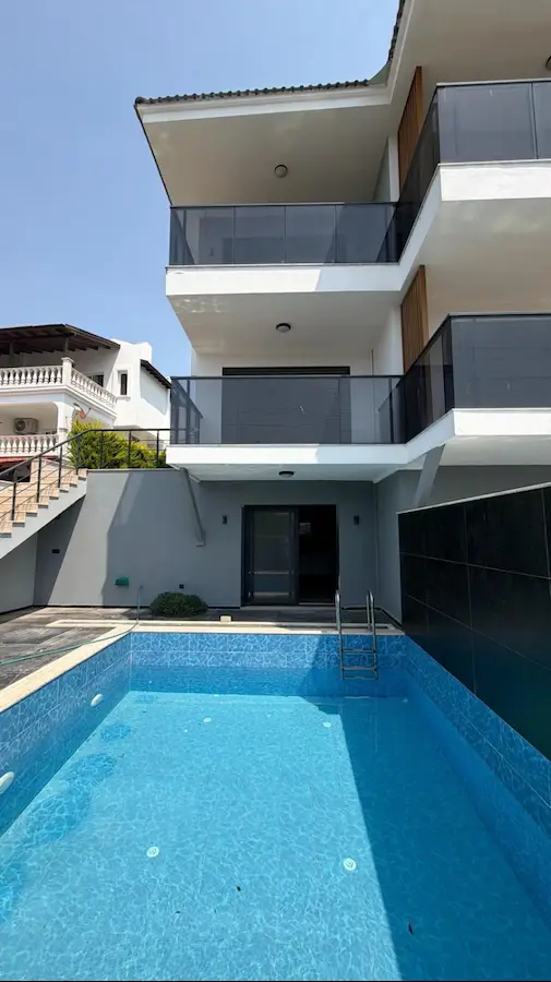 ÇEŞME ALAÇATI’DA SIFIR 3+2 DENİZ MANZARALI MÜSTAKİL HAVUZLU VİLLA