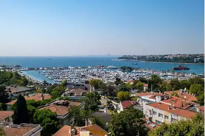 FENERBAHÇE'DE GENÇ BİNADA PANORAMİK DENİZ MANZARALI KİRALIK DAİRE