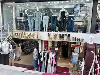 MERTER AHMET KUTSI TECER CADDESI ÜZERI IKI BÖLÜMLÜ KİRALIKDÜKKAN