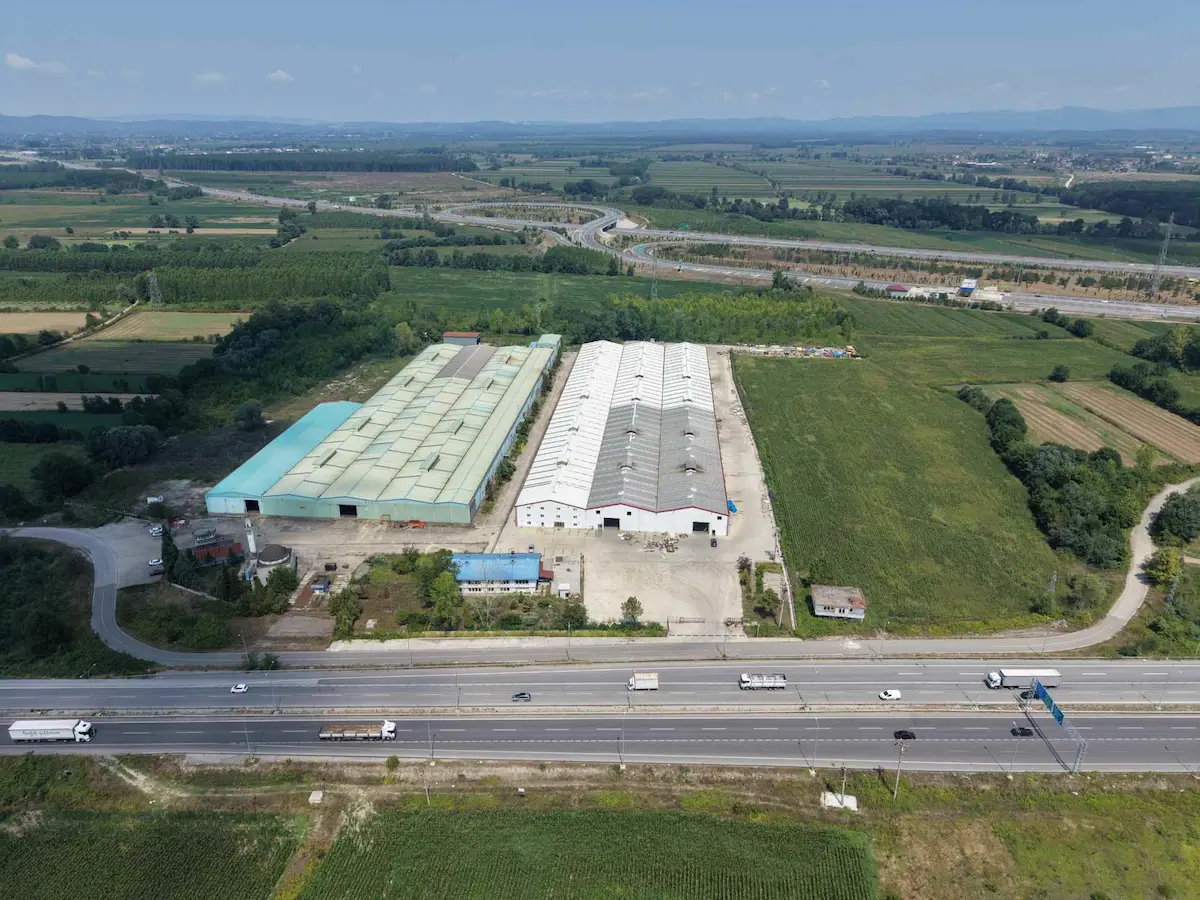 KMO GİŞELER YANI D-100 CEPHELİ 30.265M² ARSADA 17.000M² SATILIK FABRİKA / DEPO
