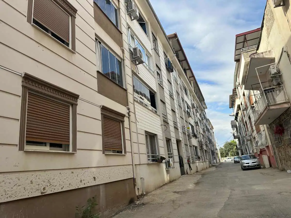 TORBALI KENT MERKEZİNDE NEZİH MAHALLEDE SATILIK GENİŞ 1+1