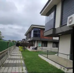ŞİLE AHMETLİ'DE SİTE İÇİ, HAVUZLU, FULL EŞYALI VE HOBİ BAHÇELİ 1+1 KİRALIK DAİRE!
