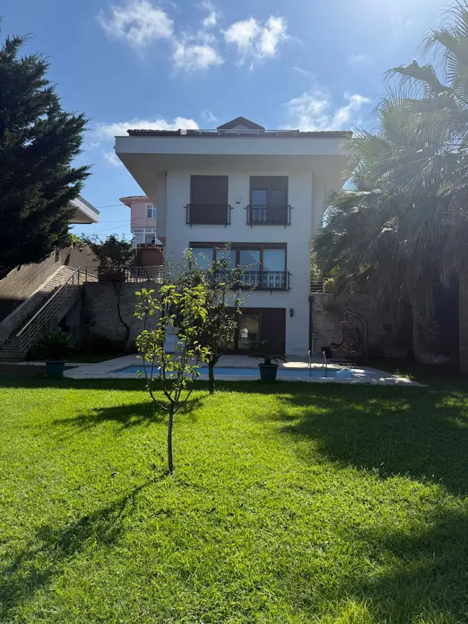 SARIYER DEMİRCİKÖY'DE MÜSTAKİL ÖZEL YAPIM VİLLA.