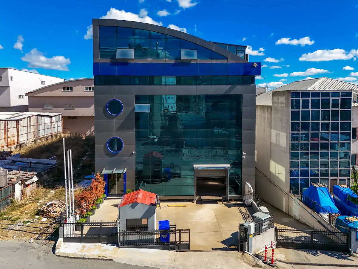 AKÇABURGAZ'DA 2810 M2 ÖZEL MIMARI İSKANLI TAM MÜSTAKIL FABRIKA 3