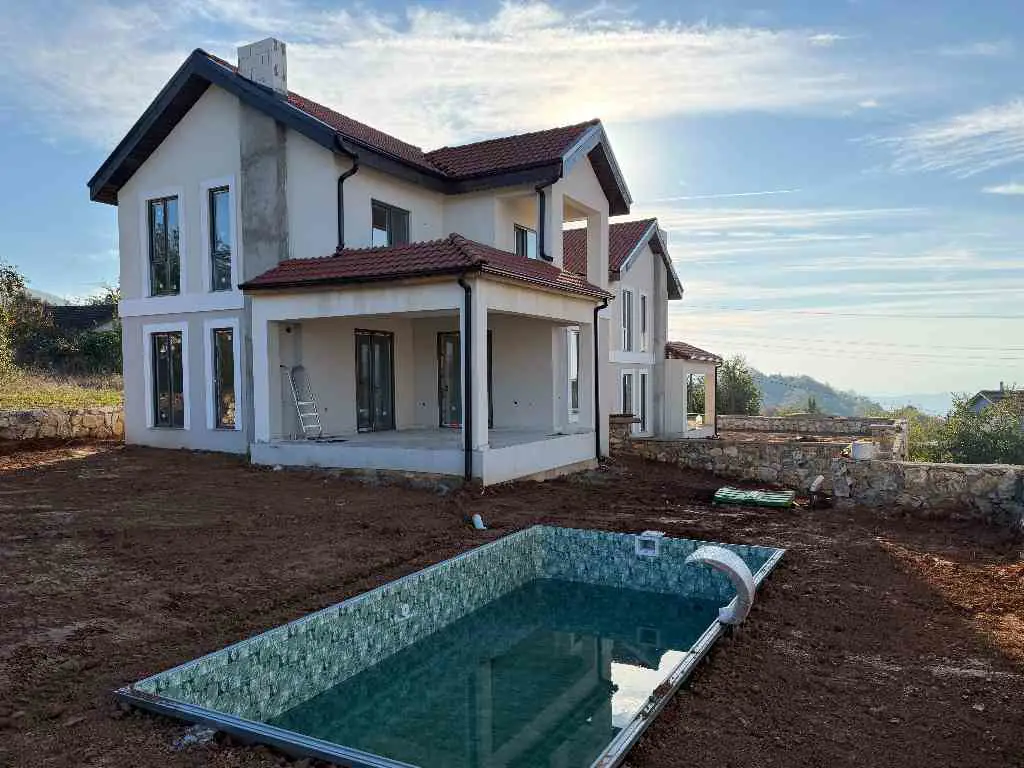 GEYVE ESENKÖY DE DOĞAYLA İÇİÇE ÖZEL HAVUZLU 3+1 SIFIR VİLLA