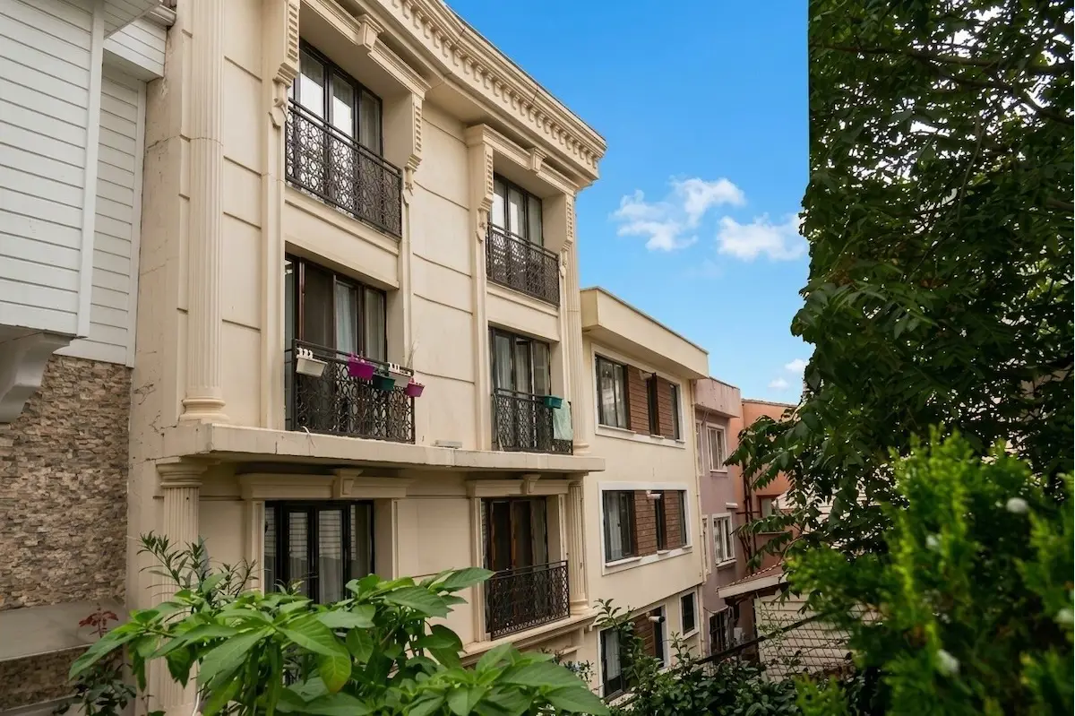 ÜSKÜDAR AZİZ MAHMUT HÜDAİ TÜRBESİ YANI SAHİLE YAKIN SATILIK 1+1 DAİRE 