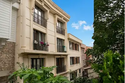 ÜSKÜDAR AZİZ MAHMUT HÜDAİ TÜRBESİ YANI SAHİLE YAKIN SATILIK 1+1 DAİRE 