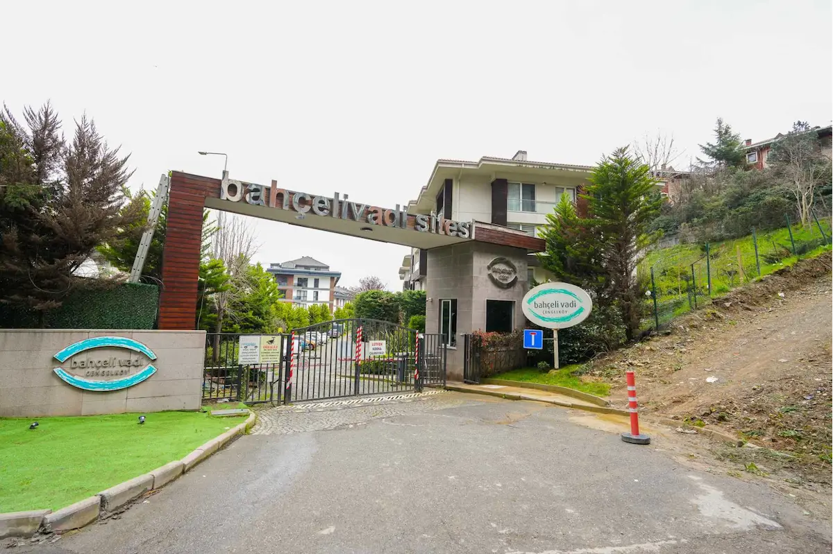 ÇENGELKÖY BAHÇELİ VADİ SİTESİNDE SATILIK 3+1 BAHÇE DUBLEKS