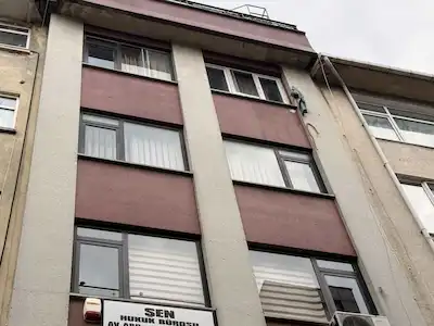 KADIKÖY OSMANAĞA'DA KİRACILI GENİŞ ARSA PAYLI 160 M² OFİS KATI