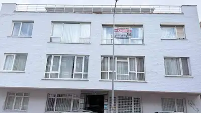 TUNALI HİLMİ’YE YÜRÜME MESAFESİNDE, MERKEZİ SİSTEM ISITMALI ARA KAT EŞYALI DAİRE