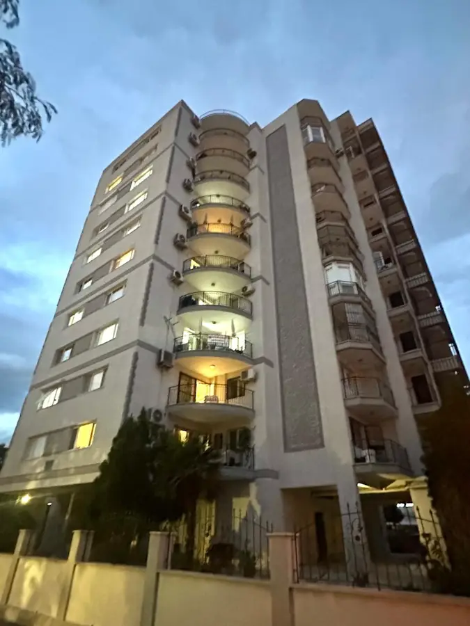 97 YENI GIRNEDE ASANSÖRLÜ,DOGALGAZLI , OTOPARKLI KIRALIK GENIŞ ARA KAT