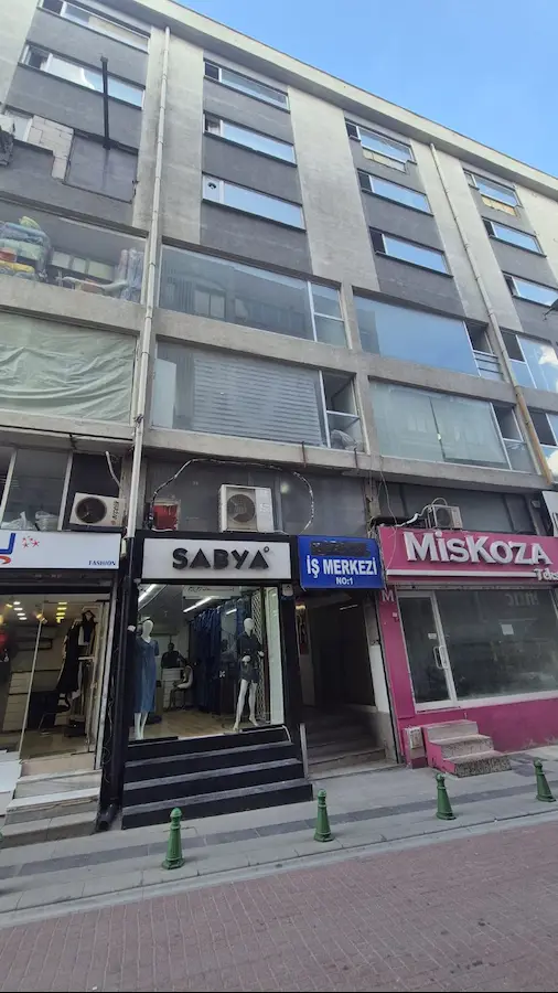 BAYRAMPAŞA TOPÇULAR’DA MERKEZİ KONUMDA 3 KATLI 60 M² FIRSAT DÜKKÂN