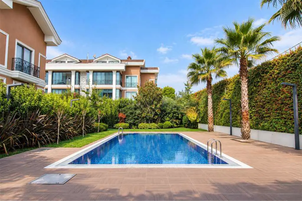 RE/MAX BEYAZ NİLÜFERKÖY HAVUZLU SİTEDE GENİŞ BALKONLU 3+1