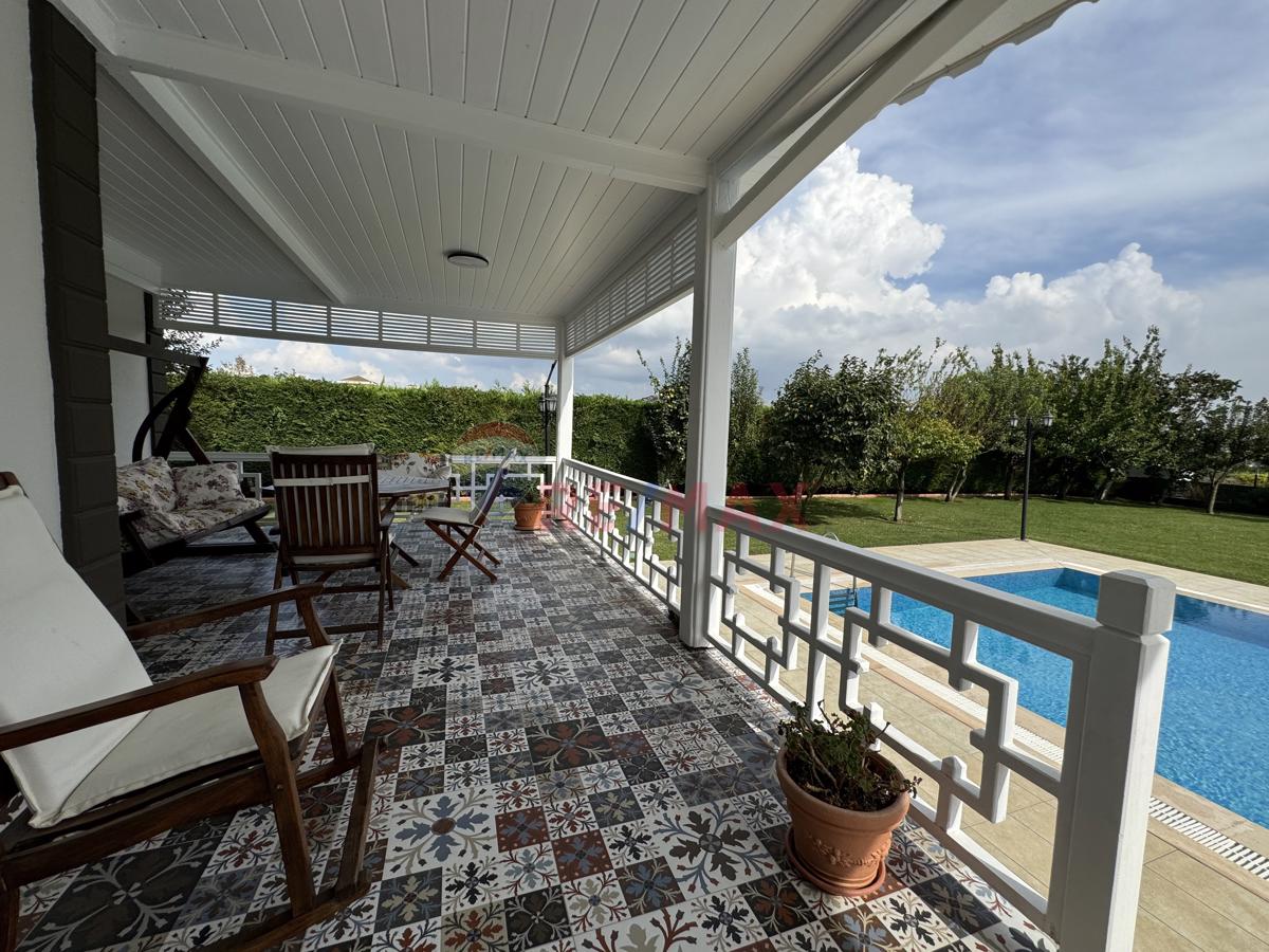 REMAX DEN TEPEKENTTE GÜZEL KONUMDA 2050 M2 ARSA İÇİ 7+2 VİLLA