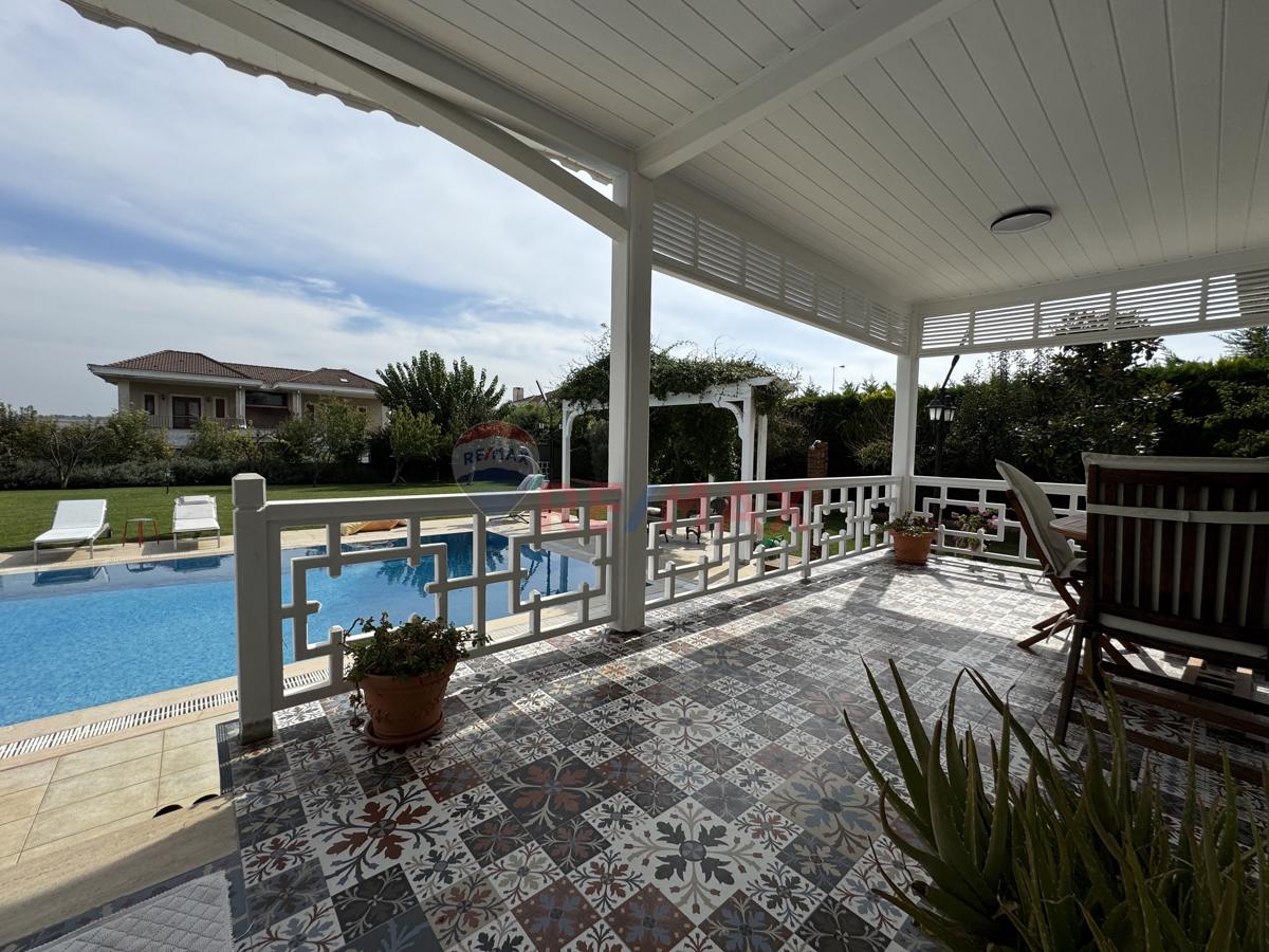 REMAX DEN TEPEKENTTE GÜZEL KONUMDA 2050 M2 ARSA İÇİ 7+2 VİLLA