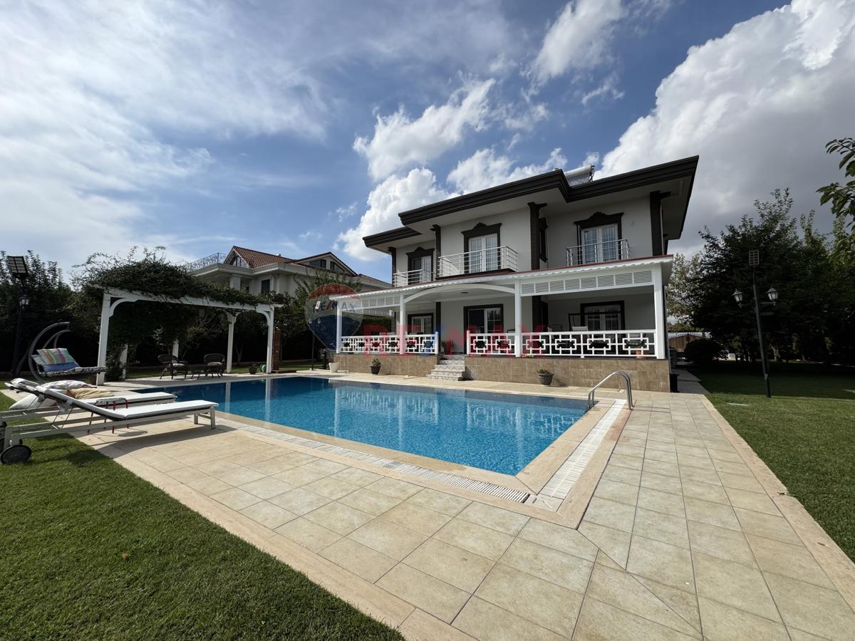 REMAX DEN TEPEKENTTE GÜZEL KONUMDA 2050 M2 ARSA İÇİ 7+2 VİLLA