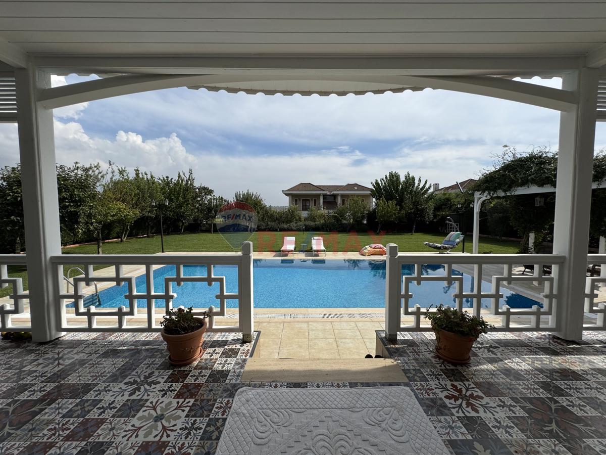 REMAX DEN TEPEKENTTE GÜZEL KONUMDA 2050 M2 ARSA İÇİ 7+2 VİLLA