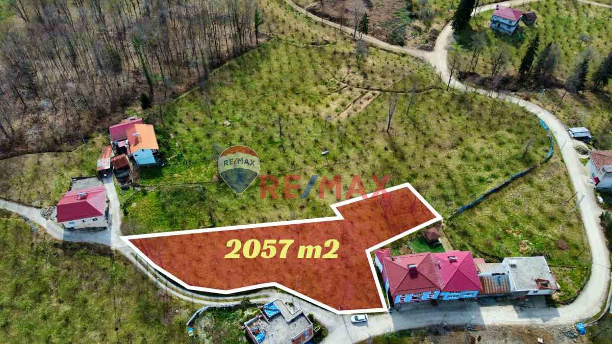 ARSİN YENİKÖY DE KÖY ANA YOLUNA CEPHE SAHİLE YAKIN SATILIK ARAZİ