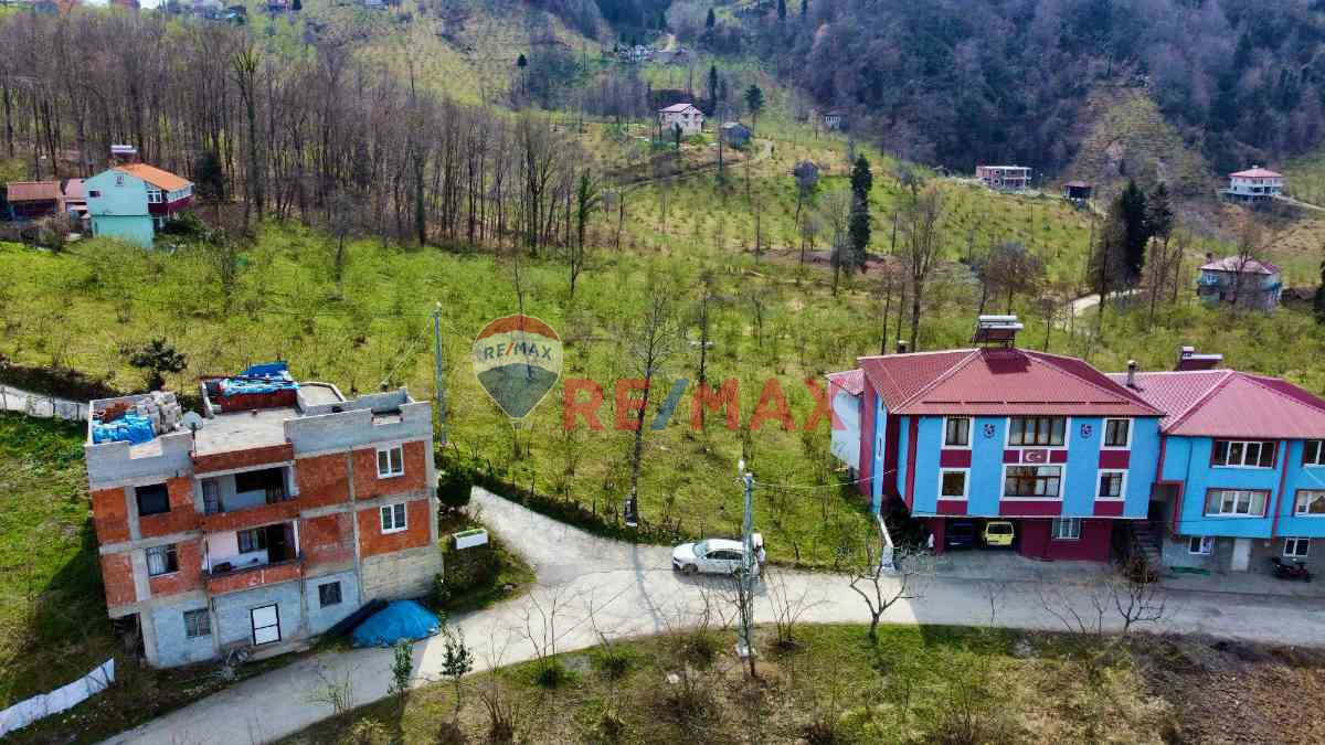 ARSİN YENİKÖY DE KÖY ANA YOLUNA CEPHE SAHİLE YAKIN SATILIK ARAZİ