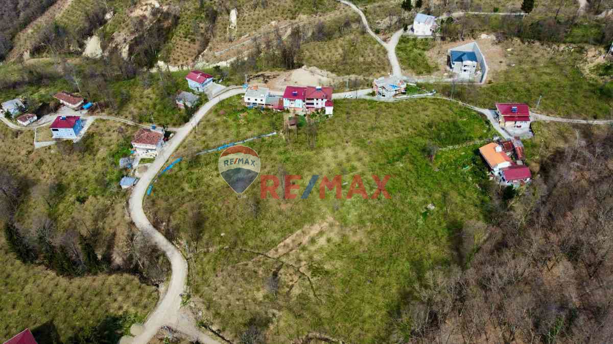 ARSİN YENİKÖY DE KÖY ANA YOLUNA CEPHE SAHİLE YAKIN SATILIK ARAZİ