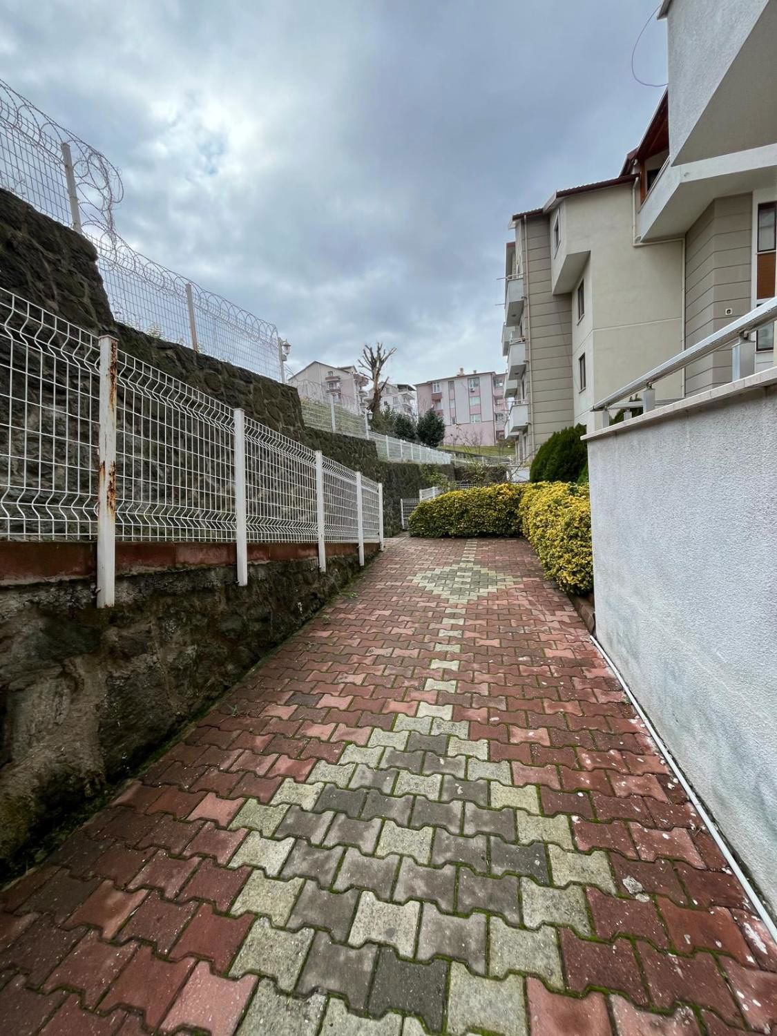 REMAXÇAKRA ÖMER ONAYCI'DAN TOPÇULAR'DA SITE İÇINDE BAHÇE DUBLEX