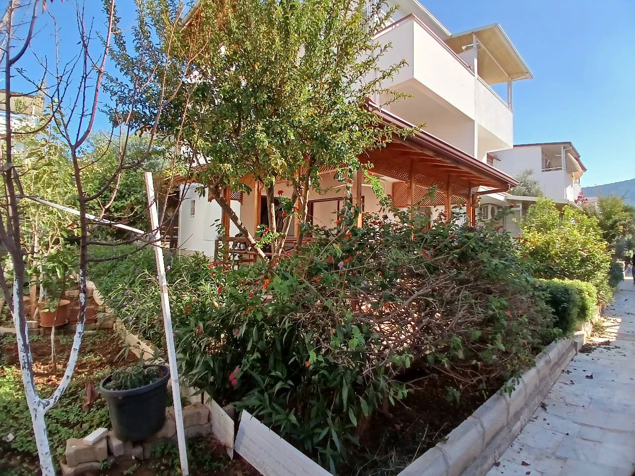 MERKEZI KONUMLU DENIZE YÜRÜME MESAFELI İKIZ VILLA