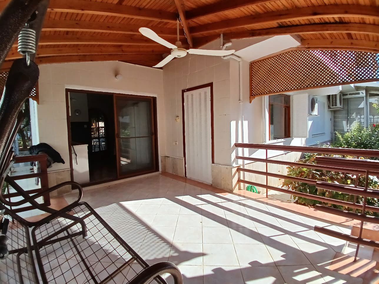 MERKEZI KONUMLU DENIZE YÜRÜME MESAFELI İKIZ VILLA