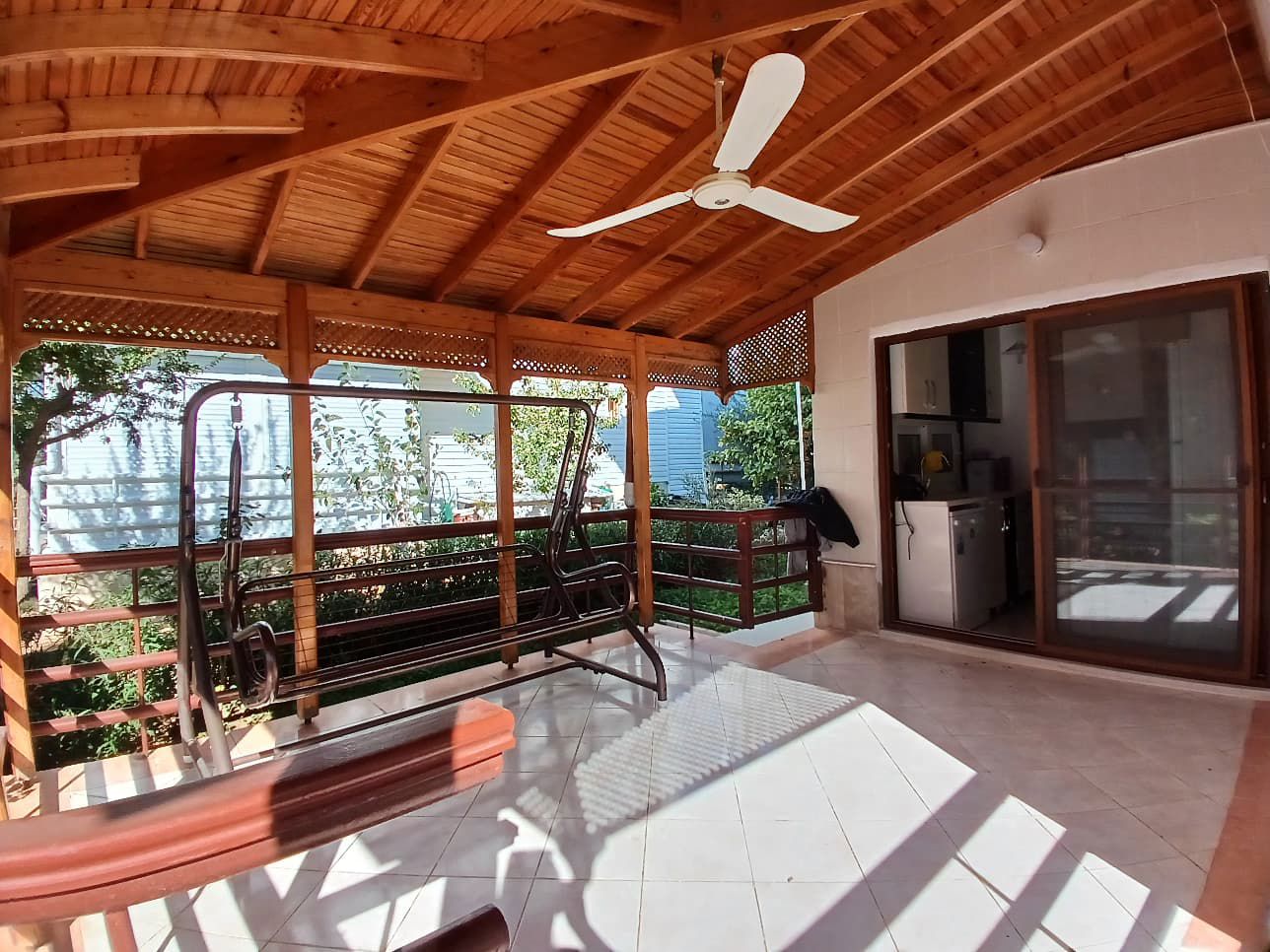 MERKEZI KONUMLU DENIZE YÜRÜME MESAFELI İKIZ VILLA