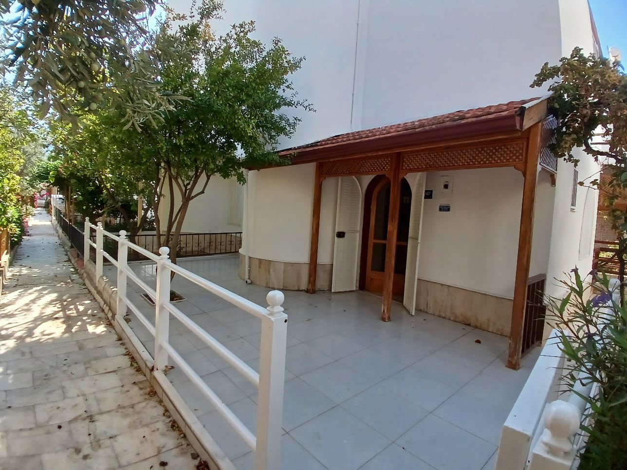 MERKEZI KONUMLU DENIZE YÜRÜME MESAFELI İKIZ VILLA