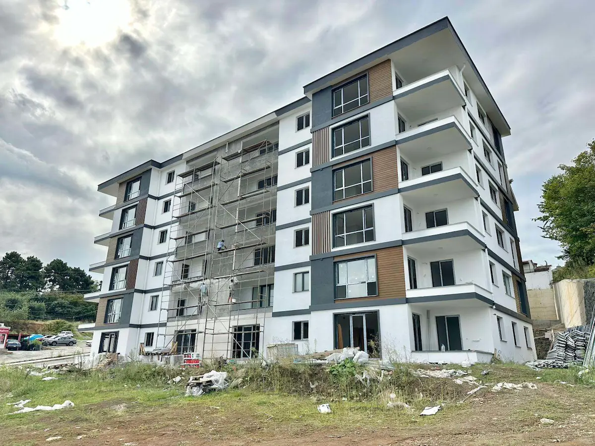 HAVALİMANI KARŞISI SAHİL YOLUNA 1 DK SIFIR SATILIK 3+1 DAİRE