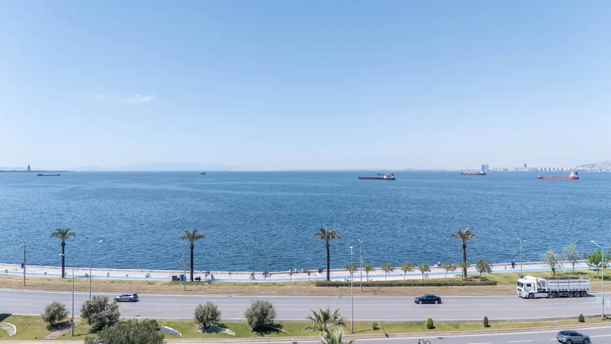 KONAK KARATAŞ'TA LEBIDERYA ÖZEL YAPIM DAİRE..