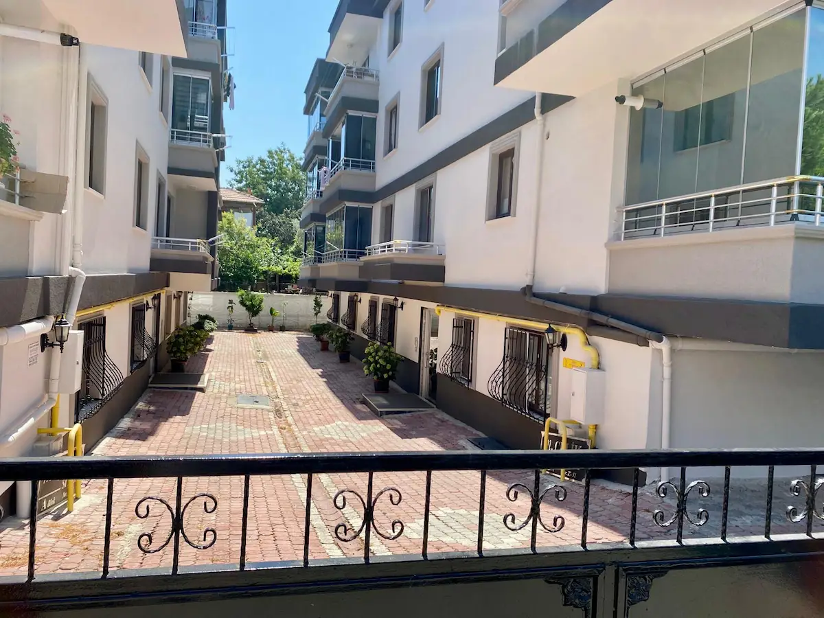 ATAKUMDA YAŞAMIN MERKEZİNDE GENİŞ VE KULLANIŞLI SATILIK 3+1