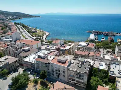 DİKİLİ 'DE DENİZE 70 M AYRI MUTFAKLI BAKIMLI 2+1 DAİRE
