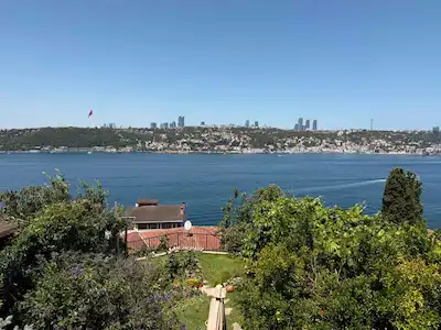 ÜSKÜDAR ÇENGELKÖY ’DE FULL BOĞAZ MANZARALI 2 KAT KİRALIK OFİS