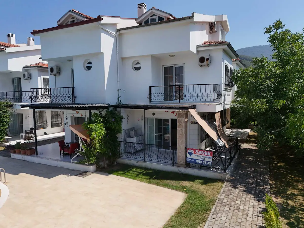 KUŞADASI DAVUTLAR’DA EŞYALI 4+1 VİLLA - BAKIMLI BAHÇE, GENİŞ VERANDALAR, ORMAN VE HAVUZ MANZARASI
