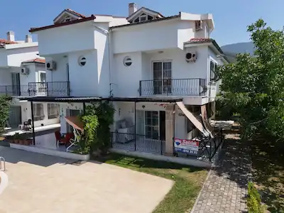 KUŞADASI DAVUTLAR’DA EŞYALI 4+1 VİLLA - BAKIMLI BAHÇE, GENİŞ VERANDALAR, ORMAN VE HAVUZ MANZARASI