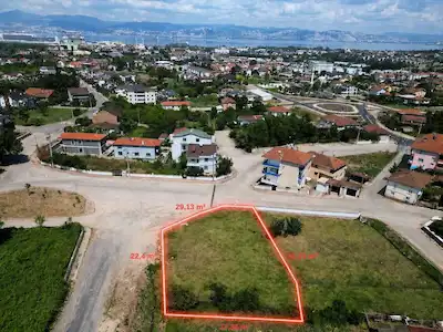 BAŞİSKELE YENİKÖY'DE 856 M² CADDE ÜZERİ KONUT İMARLI ARSA