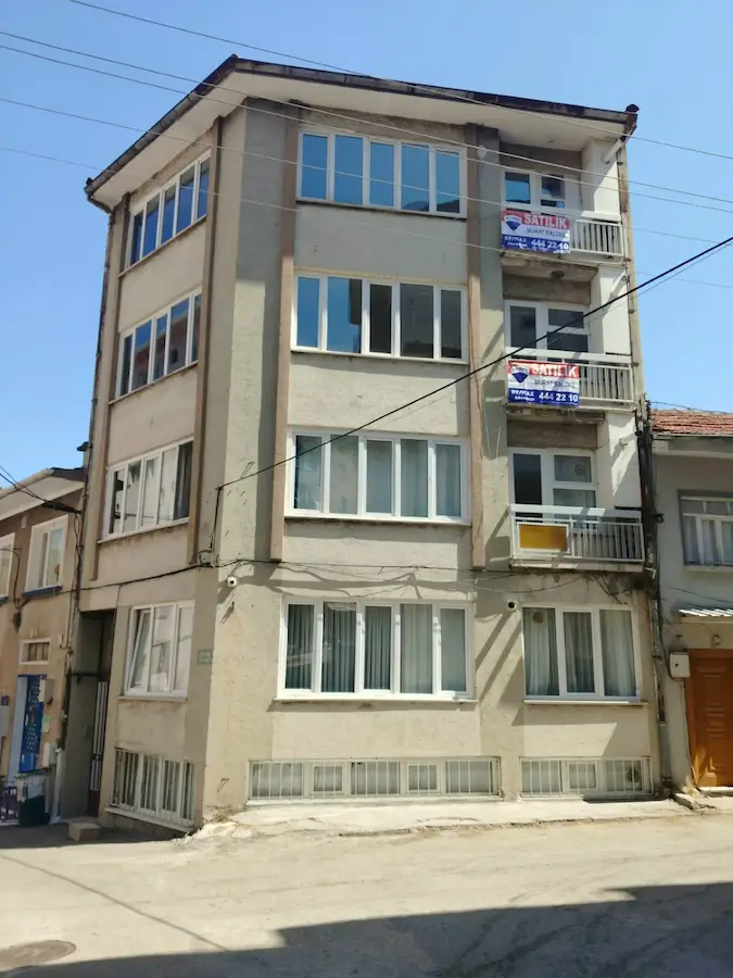 REMAX ADVANTAGEDEN ŞEHİR MERKEZİNDE YENİLENMİŞ FIRSAT 2 + 1 DAİRE