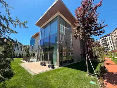 INVEST VADİ'DE 584 M² 6+2 MÜSTAKİL BAHÇELİ TRİPLEKS VİLLA