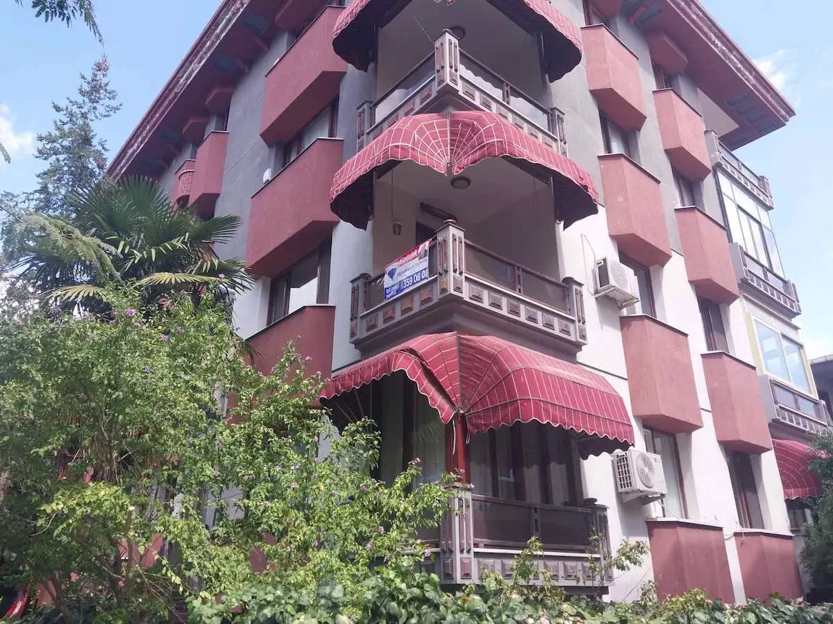 MODA ŞİFA SOKAK’TA SAHİLE YAKIN OTOPARKLI, BALKONLU, 3+1 SATILIK DAİRE 2