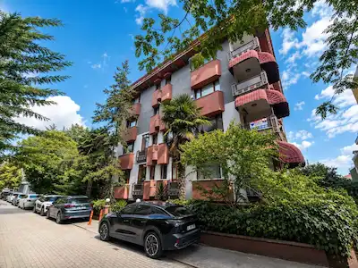 MODA ŞİFA SOKAK’TA SAHİLE YAKIN OTOPARKLI, BALKONLU, 3+1 SATILIK DAİRE