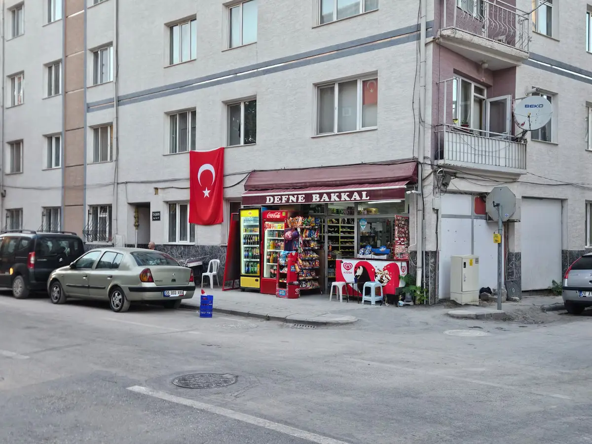 REMAX MOD'DAN KIRIM CADDESİNDE DEVREN KİRALIK BAKKAL MARKET