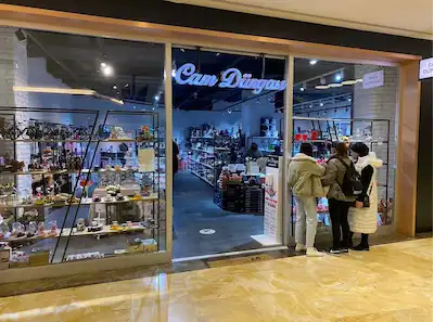 MECIDIYEKÖY’DE PRESTIJLI AVM’DE FAALIYETTE ZÜCCACIYE & HEDIYELIK EŞYA MAĞAZASI